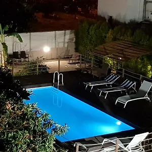 Il Giardino Di Flora Con Piscina Guest house